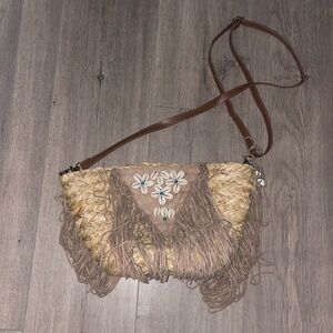 Straw Crossbody bag with fringes and puka shells